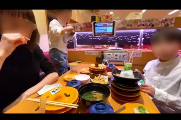 ネット上で拡散されたIくんの動画、レーン側の弟が醤油差しボトルを口に含んでいる