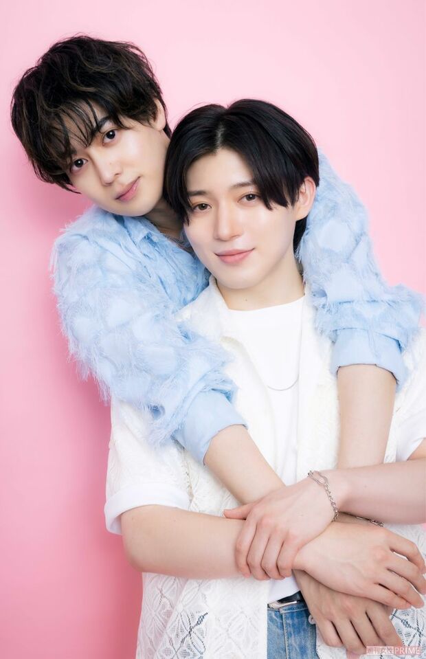 前田大輔(後方)と西山智樹 撮影/矢島泰輔、スタイリング/大野紗也、衣装協力/(株)アンティローザ(https://auntierosa.com/)