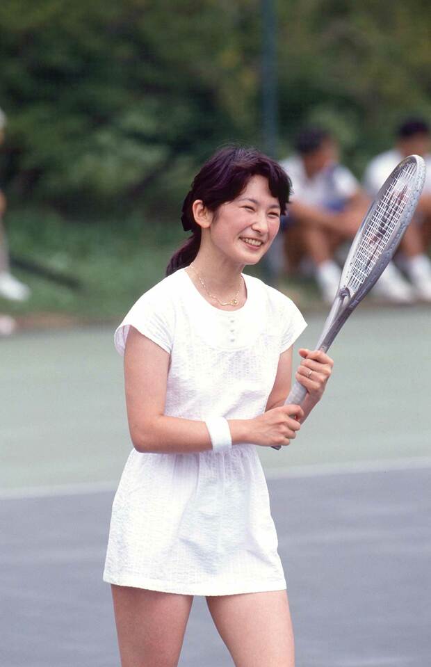 秋篠宮さまとのご結婚直後の’90年8月、軽井沢のコートでテニスを楽しまれる紀子さま（4/5）