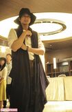 流行りのジレの裾をヒラヒラさせて遊んでいた向井理