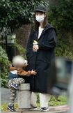 2020年10月、息子と散歩する佐々木希