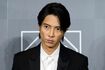 ブルガリの腕時計「オクト」の10周年記念イベントに出席した同ブランドのアンバ サダーを務める山下智久さん。今月誕生日を迎えることから「オクト 日本限定モデ ル」が贈られた(東京都中央区銀座) クレジット:時事通信フォト