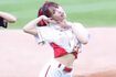 始球式での三上悠亜。ジャニーズアイドルとの交際に続きお騒がせ(本人インスタグラムより)