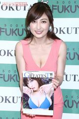 2人の女児を出産後、初となる写真集を手にする熊田曜子（2017年）