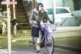 2017年12月初旬、舞台稽古の差し入れに来た上原。自転車はコウ氏と共用のもの