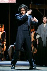 指揮する姿は本物の音楽家さながら。20名のコーラスによる生の合唱も加わり、『歓喜の歌』が披露されるシーンは鳥肌モノ！