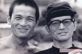 寺田が話す『肉弾』での岡本監督との思い出のカット。純粋無垢に笑う寺田（左）と、シニカルな笑みを浮かべる岡本監督（右）