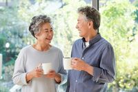 高齢者を「シルバー」と呼ぶのはなぜ? 国鉄の優先座席の色が決まった意外な理由