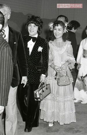 「ピンクになる」以前の林家ペー・パー子。服装は変わっても、おしどり夫婦ぶりは変わらない