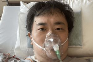 術後に酸素吸入する廣橋先生。術前は身体に異常はなかったという