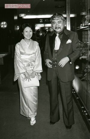 1980年11月、夫婦で知人の結婚式に出席した中村玉緒さんと勝新太郎さん