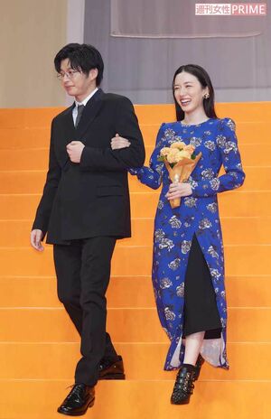 映画『そして、バトンは渡された』ジャパンプレミアで腕を組んで登場した田中圭と永野芽郁（2021年10月5日、『週刊女性』写真班撮影）