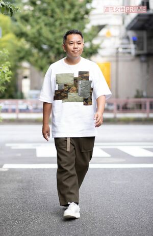 若々しくアーティストらしいおしゃれな服装の中西圭三さん