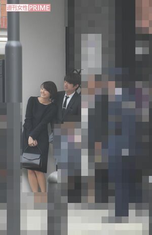 小学校の入学式で記念撮影をする大竹と中村。大竹はノーメガネだ