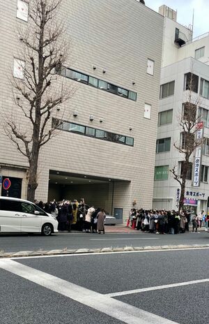 ヨコハマ映画祭の表彰式の出待ちをするファン、車の走行を妨げる可能性も（Xより）