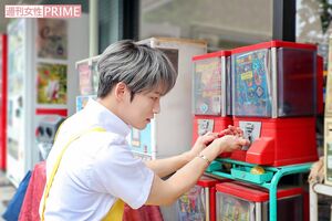 ドラゴンボールのガチャガチャに「ピッコロが出るのかな?」と無邪気にはしゃぐ 撮影/佐藤靖彦