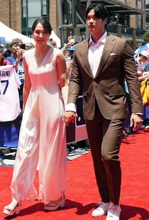 2024年のオールスター戦前にレッドカーペットを真美子さんと一緒に歩いた大谷翔平