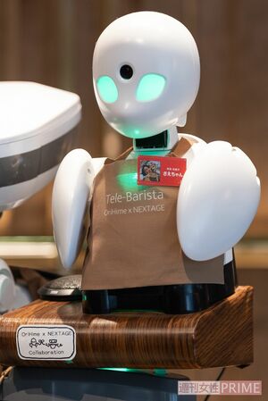 卓上のオリヒメ。眉間にあるカメラでお客さんを見ることができる　撮影／齋藤周造