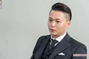 『週刊女性』のインタビューを受ける花田優一
