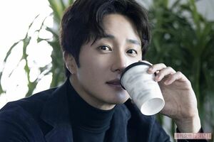 飲んでる姿もかっこいいチョン・イル（撮影／吉岡竜紀）