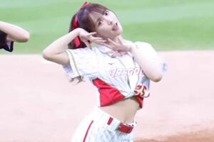 始球式での三上悠亜。ジャニーズアイドルとの交際に続きお騒がせ（本人インスタグラムより）