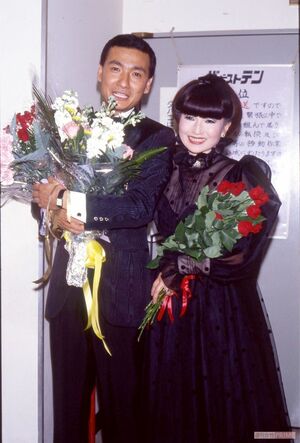 『ザ・ベストテン』司会コンビ・黒柳徹子と『週刊女性』カメラに“ハイ、ポーズ!”