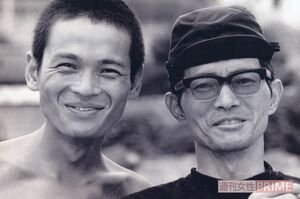 寺田が話す『肉弾』での岡本監督との思い出のカット。純粋無垢に笑う寺田(左)と、シニカルな笑みを浮かべる岡本監督(右)