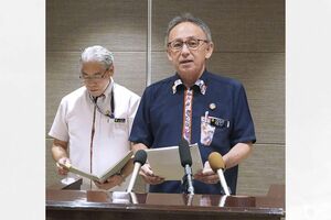 記者団の取材に応じる沖縄県の玉城デニー知事（右）＝６日、中国福建省福州市（C)共同通信