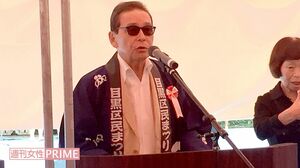 9月18日、『目黒のさんま祭り』にシークレットゲストで呼ばれ、挨拶をするタモリ