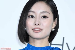 忽那汐里、イメチェン繰り返し今度は“幼いコーデ”披露で「32歳でこれは…」「事…