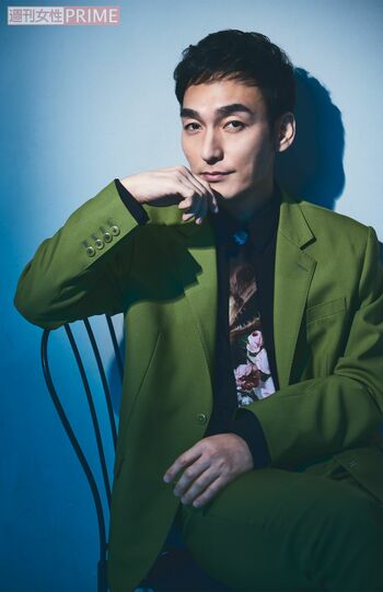 椅子に腰掛けこちらを見る草なぎ剛さん（撮影／廣瀬靖士）