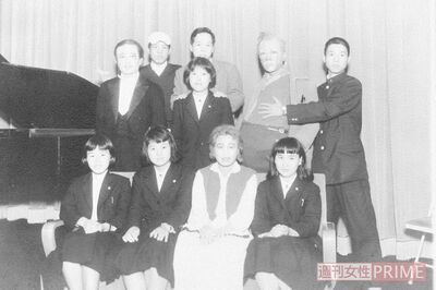 高校の演劇部時代の麿さん（後方右から2番目の太った男の役）