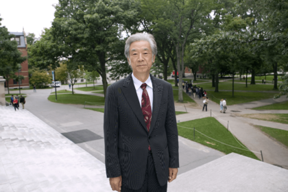米ハーバード大学のキャンパスにて2009年に撮影。1993年からは、早稲田大学の夏休みの時期に合わせて毎年渡米。ハーバード大ライシャワー研究所の客員研究員として、研究を続けた