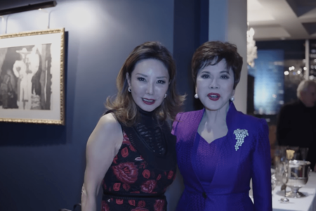 『ニューヨークの女』と題した自身のYouTubeで、デヴィ夫人と共演する青木恵子氏(左)