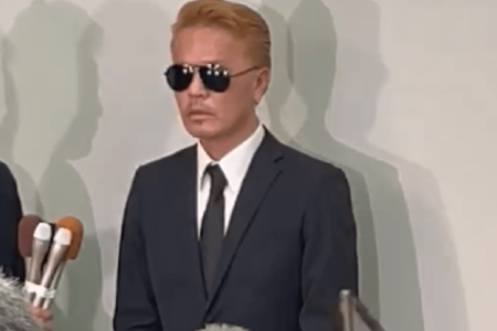 囲み取材に応じるEXILE・ATSUSHIのモノマネ芸人RYO（本人Xより）