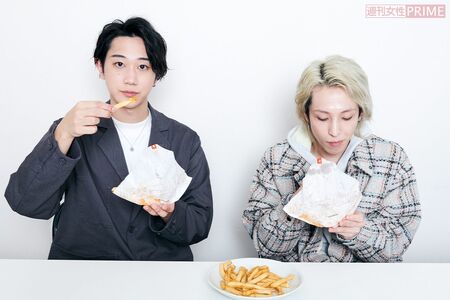 「ミートソースたっぷりのモスバーガー」食べ方2:残ったソースはポテトにつけて 撮影/山田智絵