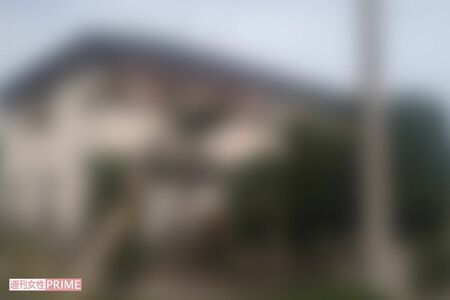 安栖容疑者の自宅。容疑者の親族に話を聞こうとするも、夜になっても明かりはともらなかった