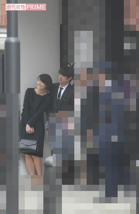 小学校の入学式で記念撮影をする大竹と中村。大竹はノーメガネだ