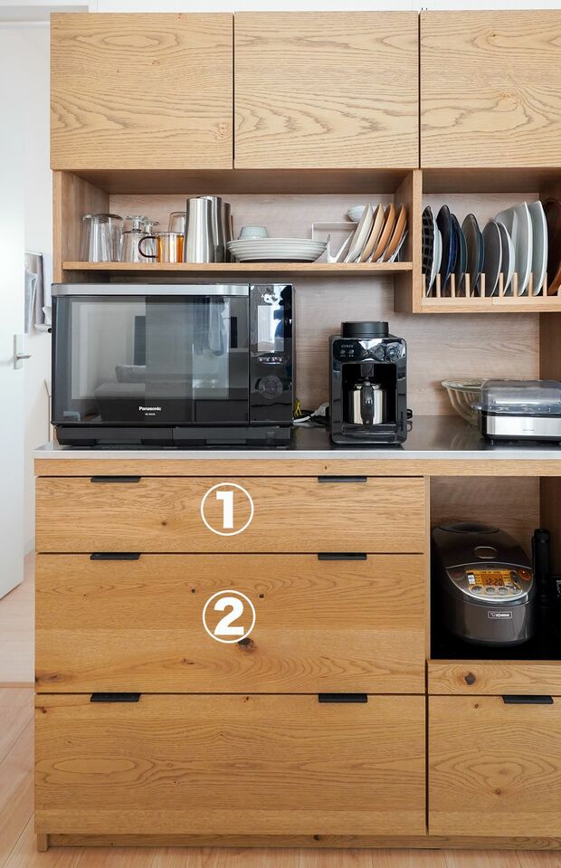 キッチンに置いているカップボード。引き出し内を仕切りまくって、使いやすく整理。写真／フジモリタイシ、ヒラヤマタイジロー（『スキマをうめる収納ルール』より）