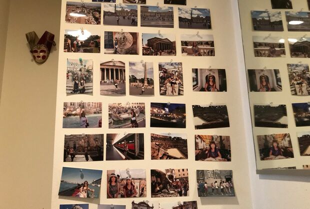 お手洗いの壁が旅行の写真のギャラリーに。ヨーロッパは列車に乗って巡ったそう