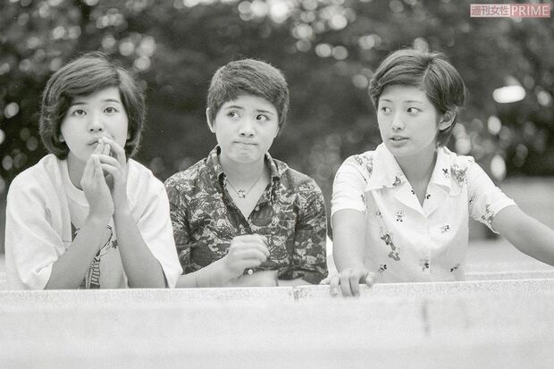 オーディション番組『スター誕生！』（日本テレビ系）からデビューした、同い年の山口百恵（右）、桜田淳子（左）と“花の中三トリオ”と呼ばれ、国民のアイドルに