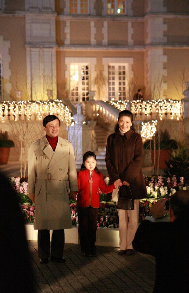 2007年12月、クリスマスを前に恵比寿ガーデンプレイスのイルミネーションへお忍びでお出ましになったご一家。陛下と愛子さまは赤のアイテムをお召しに