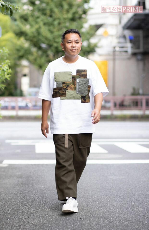 若々しくアーティストらしいおしゃれな服装の中西圭三さん