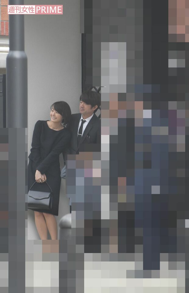 小学校の入学式で記念撮影をする大竹と中村。大竹はノーメガネだ