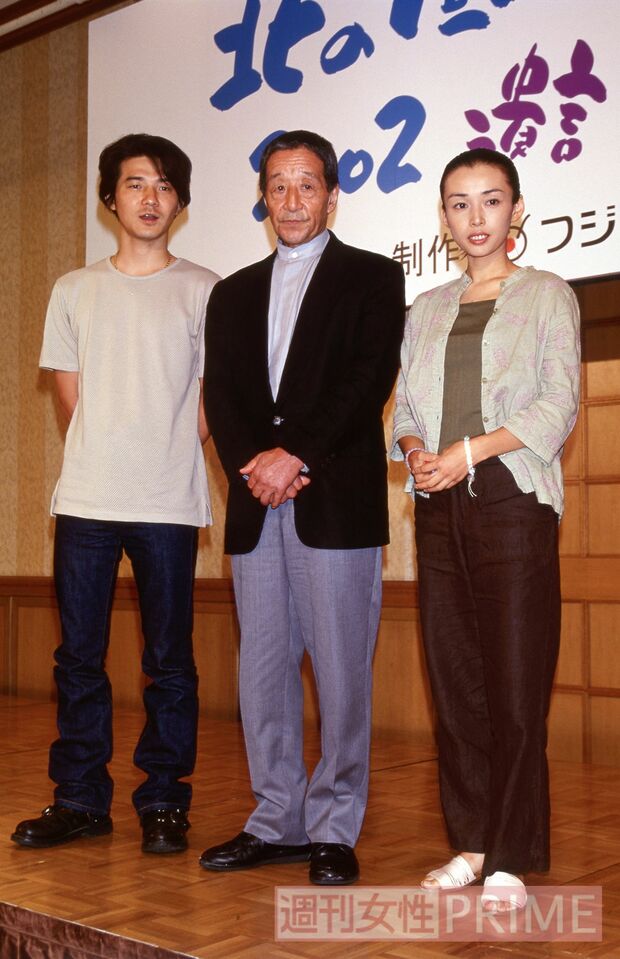 『北の国から'02 遺言』の記者会見で親子役の吉岡秀隆、中島知子とともに