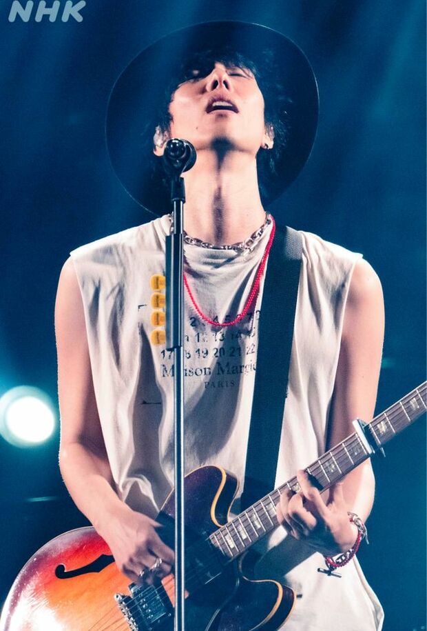 タンクトップで番組に出演した野田洋次郎(『NHK MUSIC』公式Xより)