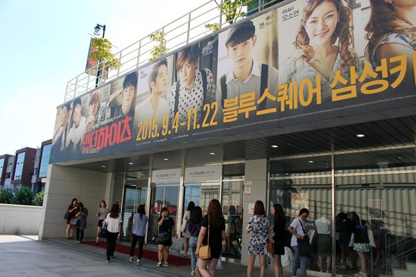 写真：『イン・ザ・ハイツ』の会場となったサムソンカードホールの外観