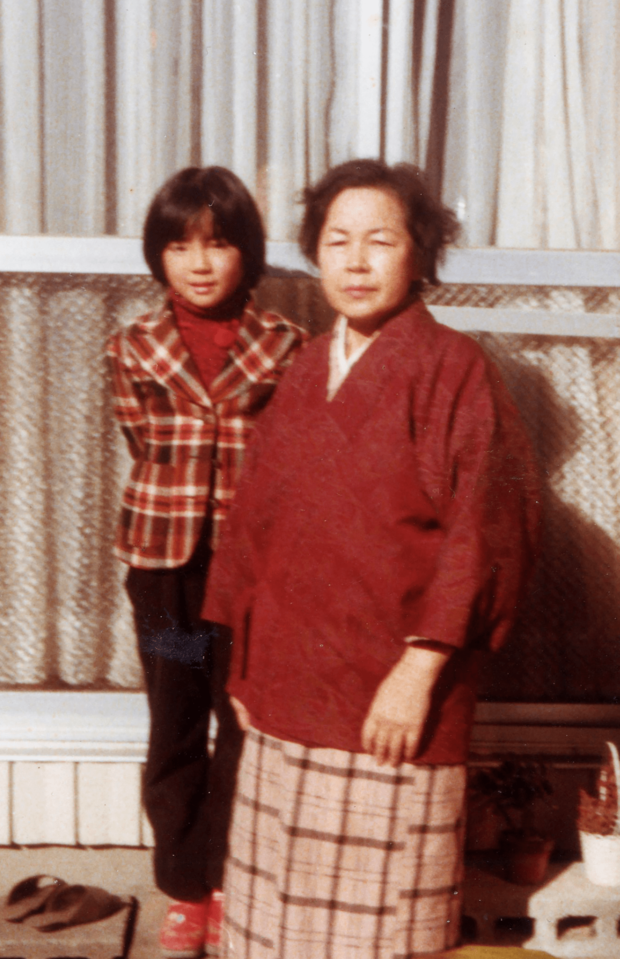 母親と。実際は岡本の祖母にあたる