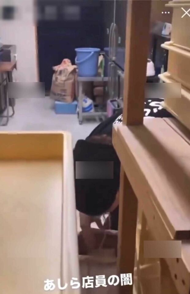 ネットで拡散されている動画。新潟県にある『荒川らーめん魂 あしら』のバックヤードと思しき場所で従業員と思われる男性が、茹でる前の麺を素手でパクパクと口に