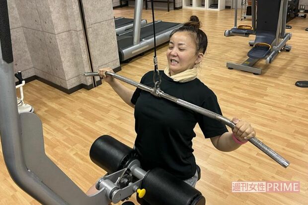 昨年5月、パーソナルジムでダイエットに励む華原。30キロ減に成功した(公式インスタグラムより)